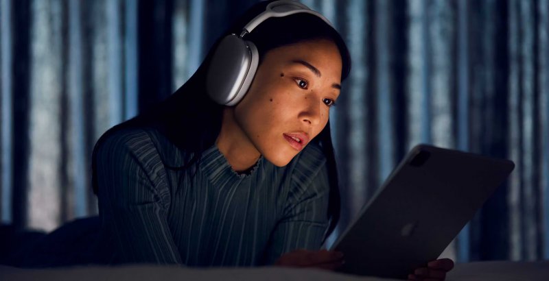 Le AirPods Max presentano solo la porta Lightning per la ricarica e necessiterebbero di un aggiornamento