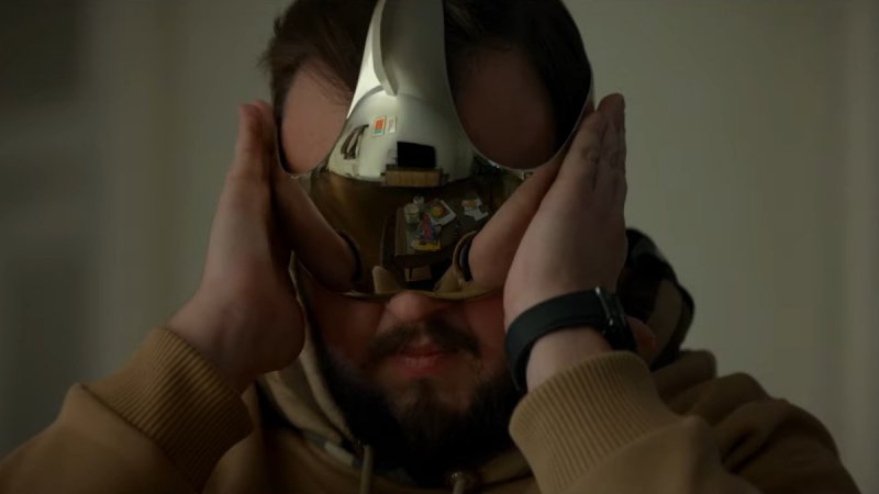 Il visore de Il Problema dei Tre Corpi si adatta anche a qualsiasi abbigliamento. Del resto anche gli Apple Vision Pro sono la dimostrazione la realtà virtuale per sdoganarsi alle grandi masse deve essere alla moda