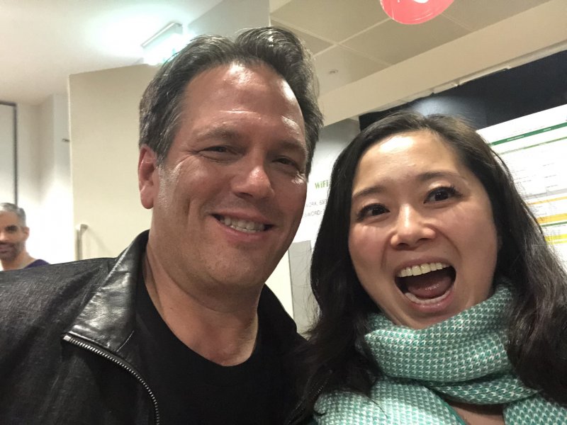 Haiyan Zhang con il presidente Xbox Phil Spencer