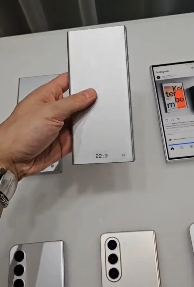 L'immagine condivisa su X dal leaker Ice Universe del prototipo di Galaxy Z Fold 6