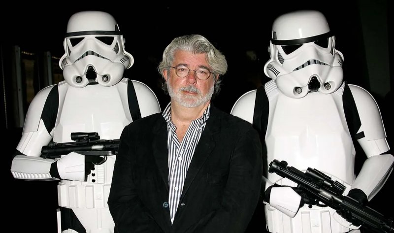 George Lucas con due Stormtroopers alle spalle George Lucas con due Stormtroopers alle spalle