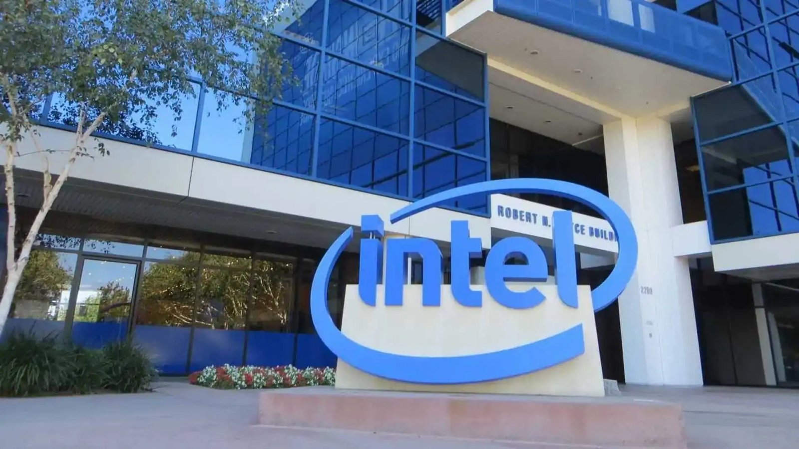Intel: la produzione dei chip nel 2023 ha causato grandi perdite, ecco il piano per il futuro