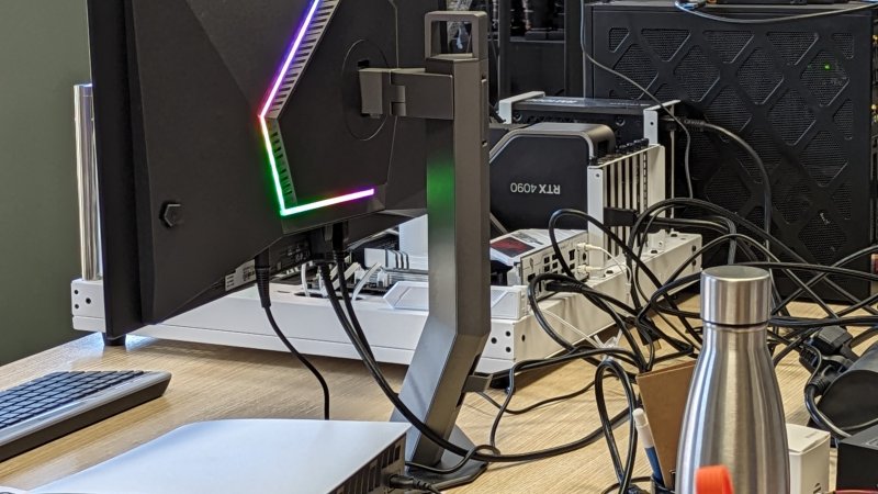 La gestione dei cavi con lo stand di AOC Agon Pro AG276QZD non è ottimale