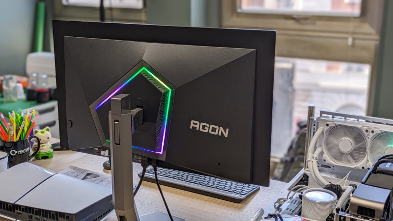 Le forme di AOC Agon Pro AG276QZD sono uno dei suoi elementi più distintivi