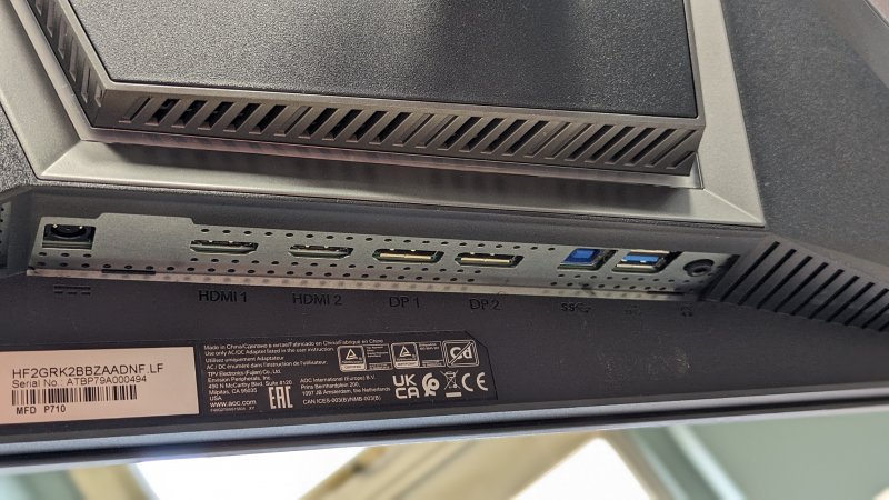 La dotazione di porte dell'AOC Agon Pro AG276QZD è buona, ma non impeccabile