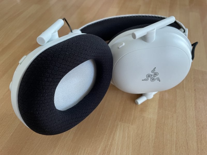 The lack of depth of the earcups of the Razer BlackShark V2 Pro remains a problem for those with larger ears