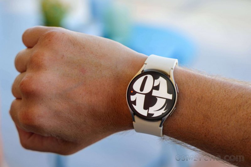 I primi segnali di Galaxy Watch FE sono stati individuati dai colleghi di AndroidHeadlines attraverso i codici di modello