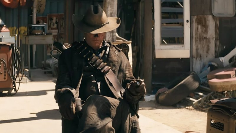 Walton Goggins è The Ghoul, un misterioso abitante contaminato della regione