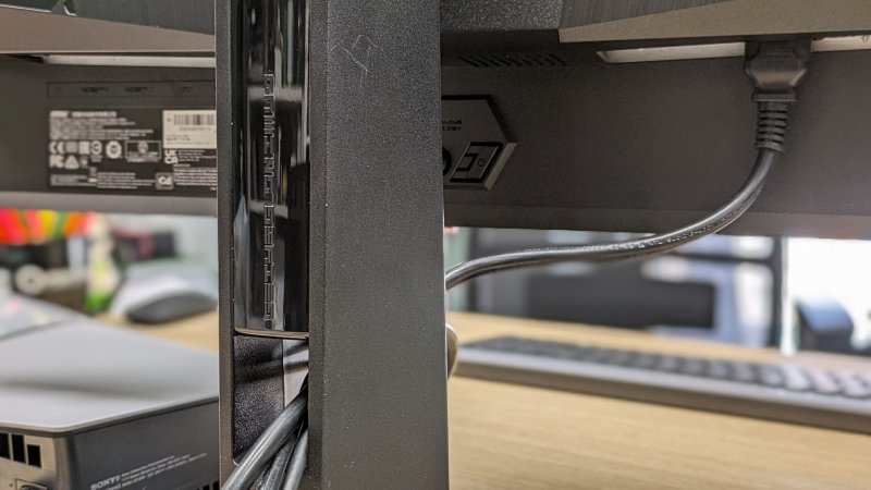 Lo stand di MSI MPG 321URX è semplice ma funzionale