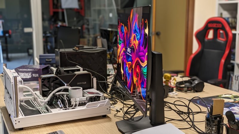 MSI MPG 321URX ha un eccellente angolo di visione