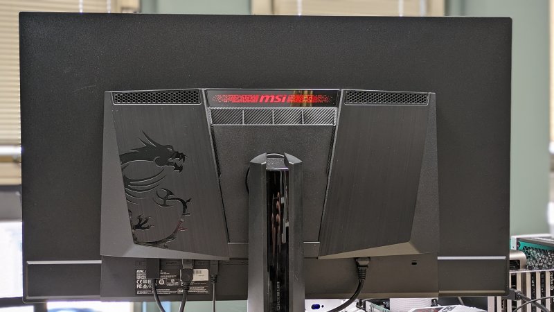 Il design di MSI MPG 321URX è piuttosto tradizionale