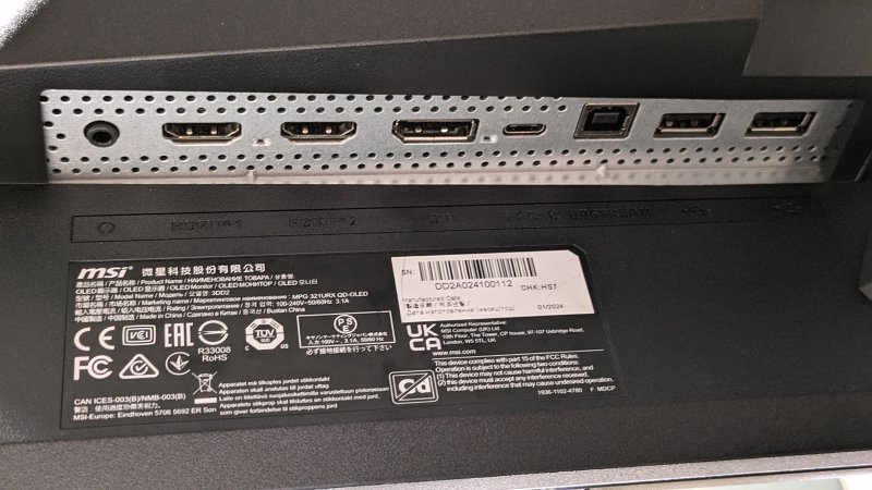 Le porte di MSI MPG 321URX