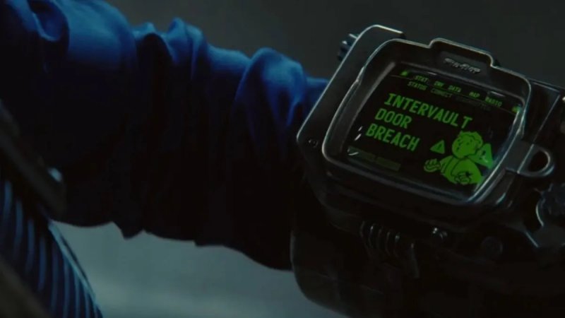 Il lavoro fatto dai prop master di questa serie TV è davvero notevole, soprattutto per quanto riguarda la resa e il funzionamento dei Pip-Boy
