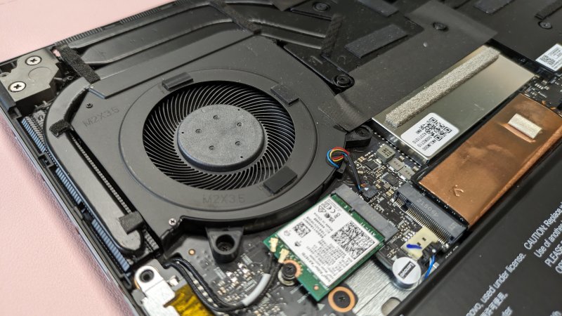 Dettaglio di un tradizionale heat pipe laterale dei laptop Lenovo Dettaglio di un tradizionale heat pipe laterale dei laptop Lenovo