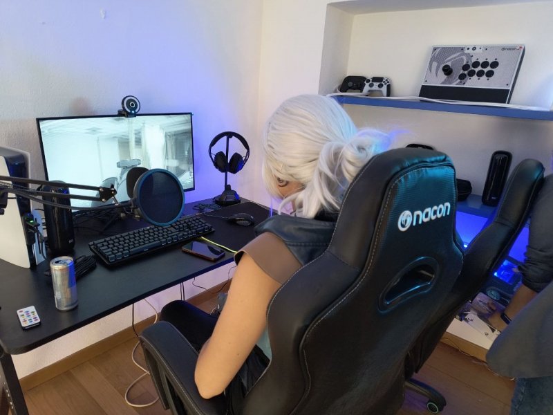 Ciri gioca in su di una delle due postazioni gaming della Nacon House