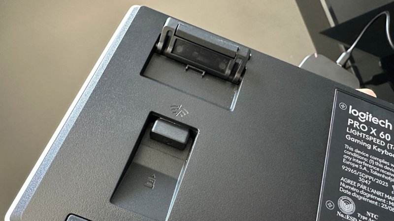 I piedini e lo scompartimento USB della Logitech G PRO X 60 LIGHTSPEED I piedini e lo scompartimento USB della Logitech G PRO X 60 LIGHTSPEED