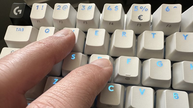 Logitech G PRO X 60 LIGHTSPEED toccata con mano Logitech G PRO X 60 LIGHTSPEED toccata con mano