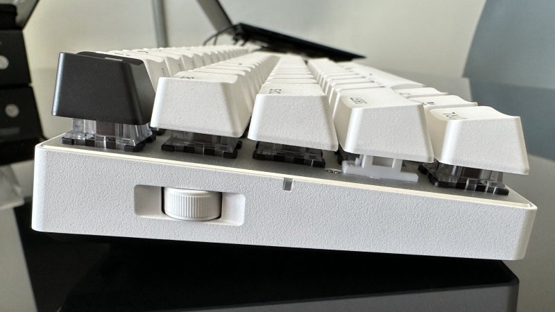 La corsa dei tasti e il regolatore del volume della Logitech G PRO X 60 LIGHTSPEED La corsa dei tasti e il regolatore del volume della Logitech G PRO X 60 LIGHTSPEED