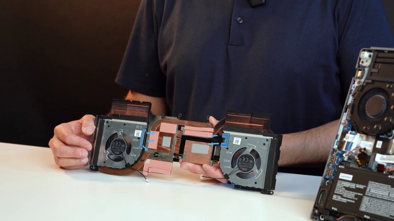 I fori del sistema di raffreddamento del 2021 portavano l'aria al centro del laptop I fori del sistema di raffreddamento del 2021 portavano l'aria al centro del laptop