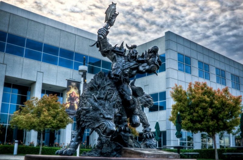 La caratteristica statua davanti agli uffici di Blizzard La caratteristica statua davanti agli uffici di Blizzard