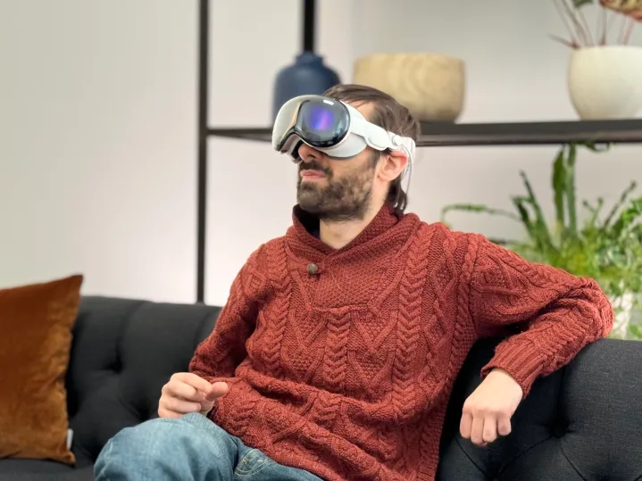 Dopo aver venduto 180.000 unità durante il weekend di pre-ordine a gennaio, l'entusiasmo intorno a Vision Pro è drasticamente diminuito