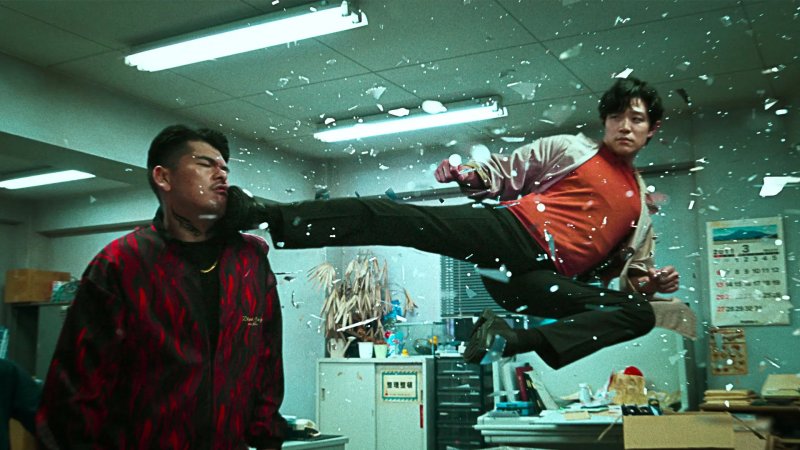 Le scene d'azione sono assurde ma anche molto, molto divertenti Le scene d'azione sono assurde ma anche molto, molto divertenti