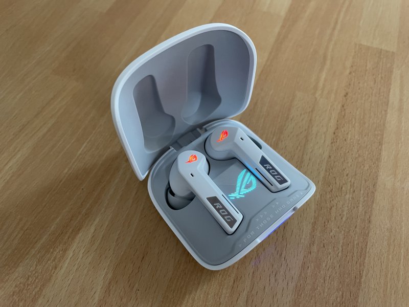 Il case di ricarica wireless delle ASUS ROG Cetra True Wireless SpeedNova si illumina quando lo si apre Il case di ricarica wireless delle ASUS ROG Cetra True Wireless SpeedNova si illumina quando lo si apre