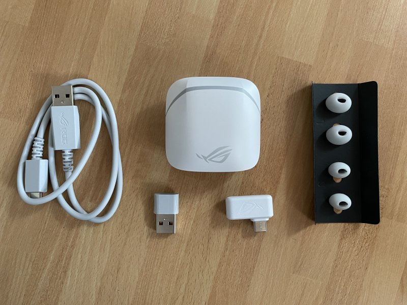 Il contenuto della confezione degli auricolari ASUS ROG Cetra True Wireless SpeedNova Il contenuto della confezione degli auricolari ASUS ROG Cetra True Wireless SpeedNova