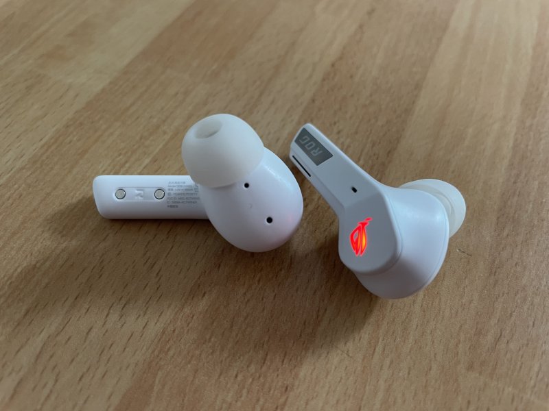 La parte degli auricolari che entra nell'orecchio assomiglia molto a quella delle AirPods Pro di Apple La parte degli auricolari che entra nell'orecchio assomiglia molto a quella delle AirPods Pro di Apple
