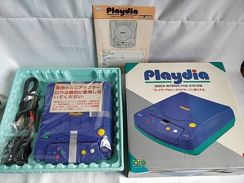 Il box di Playdia si presentava così, una volta aperto