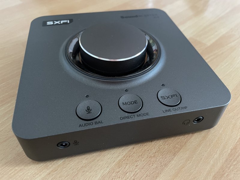 Nella parte frontale del DAC Sound Blaster X4 troviamo tre pulsanti, un ingresso per il microfono e un'uscita per le cuffie