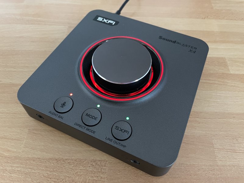 Il LED di colore rosso indica che stiamo regolando l'intensità d'ingresso del microfono del DAC Sound Blaster X4