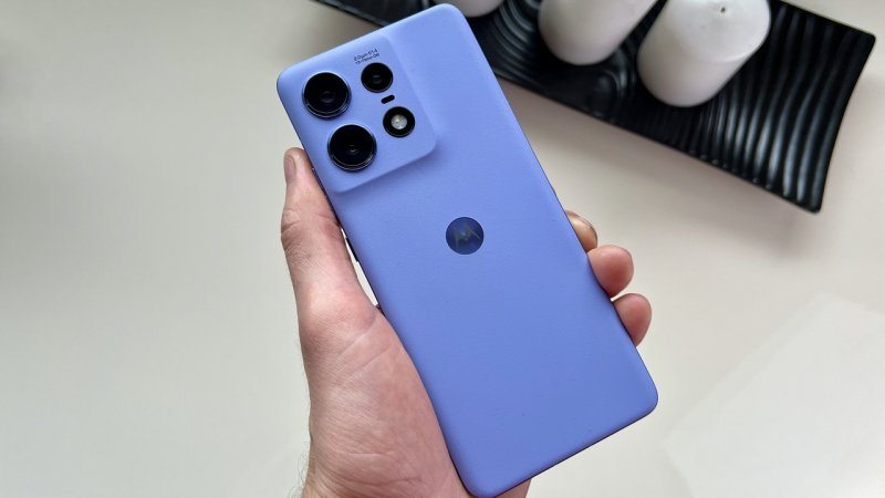 La scocca ricoperta di pelle vegana di Motorola Edge 50 Pro è piacevole da guardare e da toccare La scocca ricoperta di pelle vegana di Motorola Edge 50 Pro è piacevole da guardare e da toccare