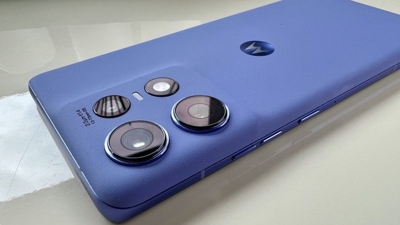 La cover in pelle vegana di Motorola Edge 50 Pro favorisce parecchio l'ergonomia La cover in pelle vegana di Motorola Edge 50 Pro favorisce parecchio l'ergonomia