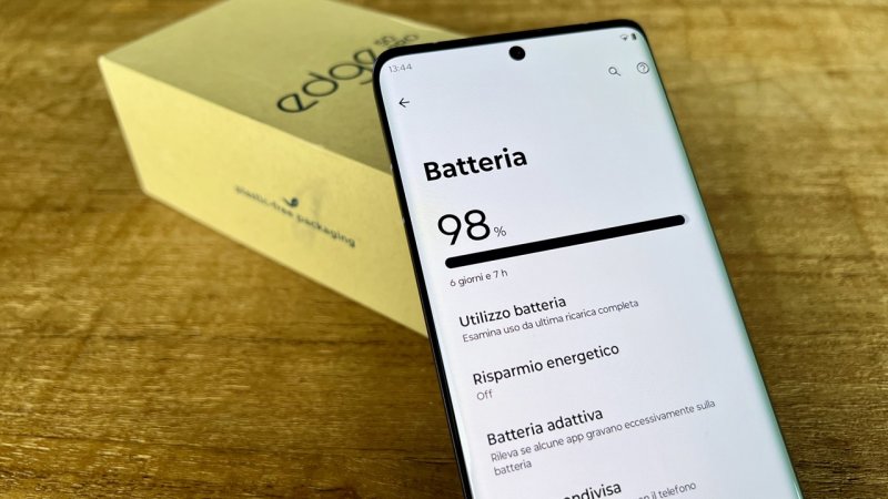 La batteria di Motorola Edge 50 Pro non è molto capiente, ma la ricarica è rapidissima La batteria di Motorola Edge 50 Pro non è molto capiente, ma la ricarica è rapidissima