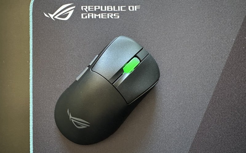ASUS ROG Keris II Ace visto dall'alto appoggiato sul mousepad ROG Hone Ace
