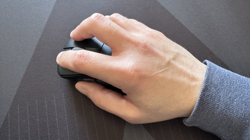 L'ASUS ROG Keris II Ace impugnato rivela la sua ottima ergonomia