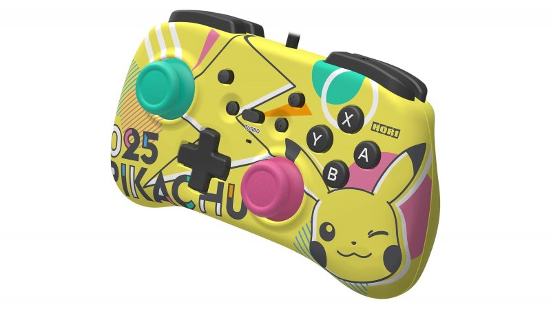 La parte frontale del controller propone una grafica con il volto di Picachu La parte frontale del controller propone una grafica con il volto di Picachu