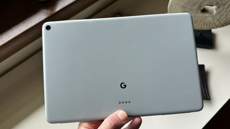 La batteria ha una buona capienza, ma il Tensor G2 non eccelle in efficienza energetica, per cui si scarica rapidamente