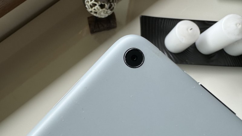 Le fotocamere, come quasi sempre succede nei tablet, sono soltanto funzionale a videochiamate e scatti di emergenza