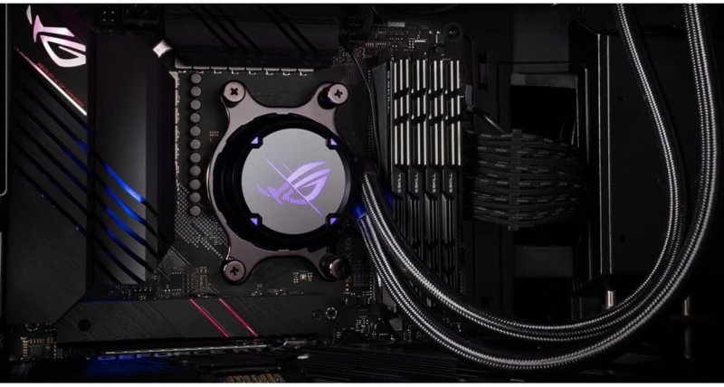 Il radiatore di ASUS all'interno del case Il radiatore di ASUS all'interno del case