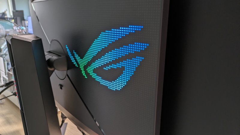 Il design di ROG Swift OLED PG32UCDM è ricco di dettagli accattivanti