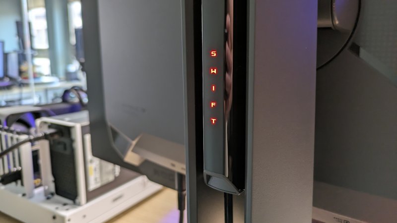 Lo stand di ROG Swift OLED PG32UCDM è ricco di dettagli interessanti