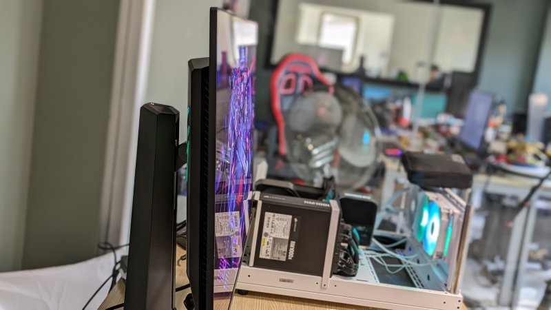 ROG Swift OLED PG32UCDM è sottile e ha un eccellente angolo di visione