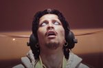 PS5, le cuffie PULSE Elite protagoniste di un folle spot con Millennium Parade - Notizia