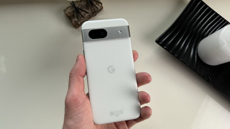 L'estetica è molto simile al Pixel 8 seppur con alcune differenze