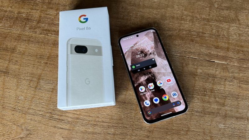 Le cornici attorno al display sono più spesse rispetto ai fratelli maggiori