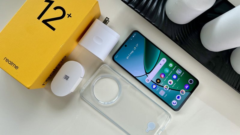 Nel sample da noi testato era presente, ma nella confezione di Realme 12+ destinata alla vendita non sarà compreso l'alimentatore Nel sample da noi testato era presente, ma nella confezione di Realme 12+ destinata alla vendita non sarà compreso l'alimentatore