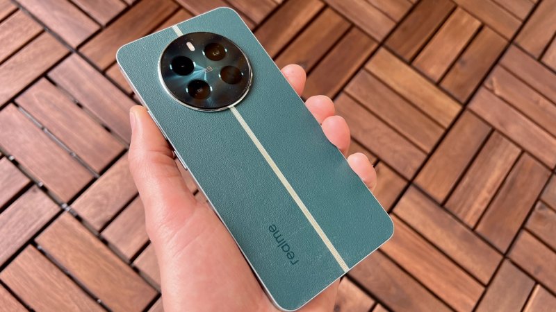 Realme 12+ riprende, con qualche differenza, il look distintivo della versione Pro Realme 12+ riprende, con qualche differenza, il look distintivo della versione Pro