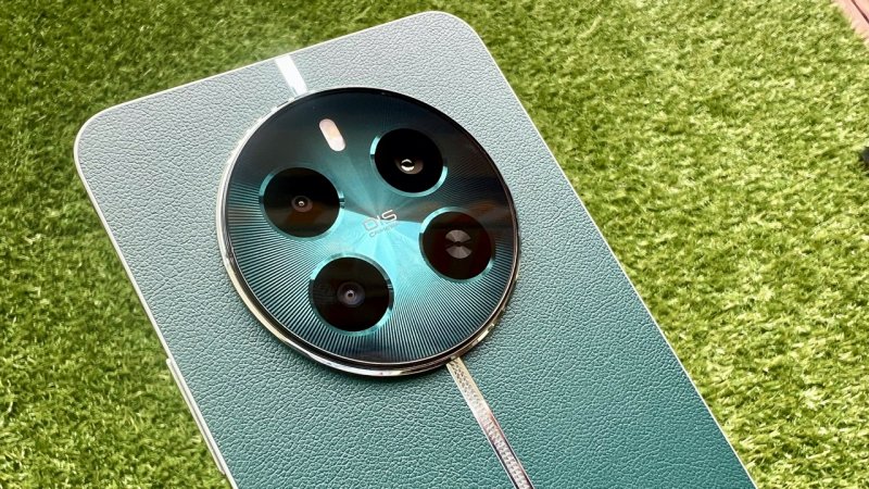Un dettaglio del modulo fotocamere posteriore di Realme 12+ Un dettaglio del modulo fotocamere posteriore di Realme 12+